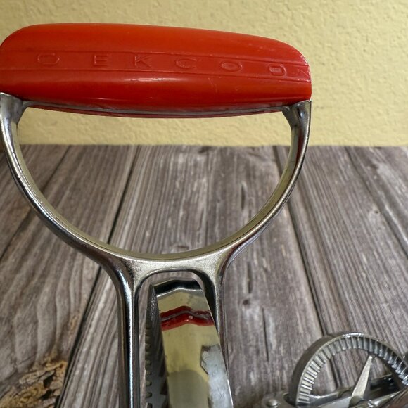 2 Vintage Egg Beaters 1 Red EKCO, 1 Unbranded Off-White Work Great SS Blades - Picture 3 of 8